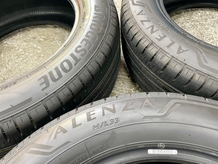 ยางถอดป้ายแดงขอบ 17” ยี่ห้อ BRIDGESTONE ขนาด 215-60R17 ปี 25 สีเส้นตุ่มหน้ายางยังอยู่ครบ