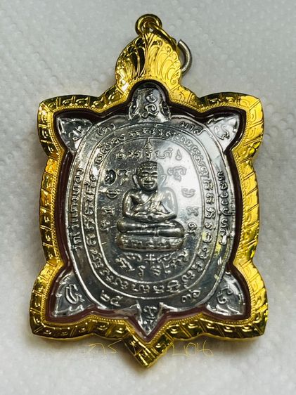 เหรียญพญาเต่าเรือน รุ่นไตรมาส พิมพ์ใหญ่ เนื้อเงิน หลวงปู่หลิว วัดไร่แตงทอง ปี 2536 สร้างน้อยหายาก พร้อมกรอบทองคำมือ 1