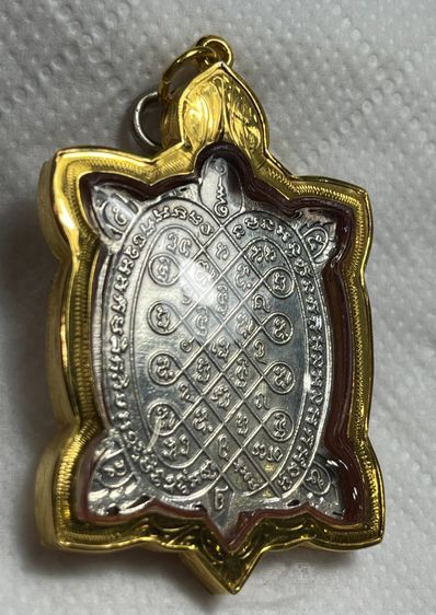 เหรียญพญาเต่าเรือน รุ่นไตรมาส พิมพ์ใหญ่ เนื้อเงิน หลวงปู่หลิว วัดไร่แตงทอง ปี 2536 สร้างน้อยหายาก พร้อมกรอบทองคำมือ 1 รูปที่ 6