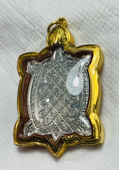 เหรียญพญาเต่าเรือน รุ่นไตรมาส พิมพ์ใหญ่ เนื้อเงิน หลวงปู่หลิว วัดไร่แตงทอง ปี 2536 สร้างน้อยหายาก พร้อมกรอบทองคำมือ 1 รูปที่ 5