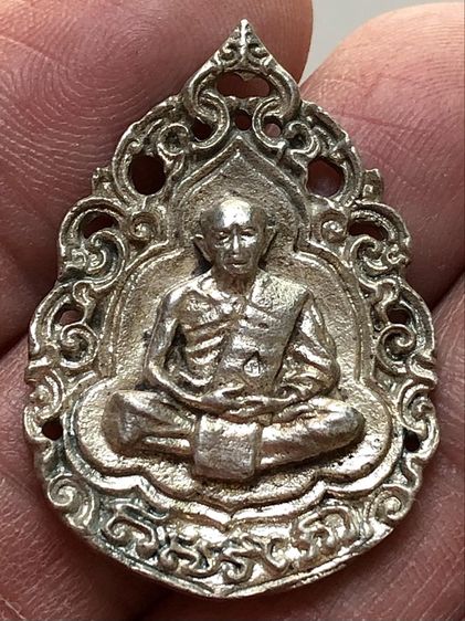 พระเหรียญเนื้อเงินเก่าคะ รูปที่ 4