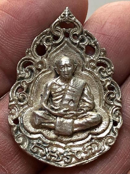 พระเหรียญเนื้อเงินเก่าคะ รูปที่ 3