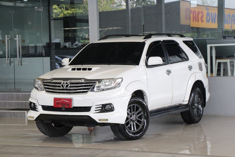 รถ Toyota Fortuner 2.5 V สี ขาว