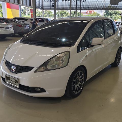 รถ Honda Jazz 1.5 V สี ขาว