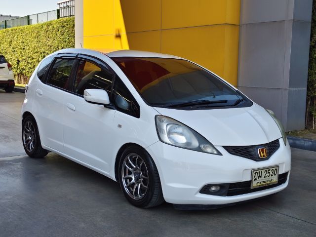 รถ Honda Jazz 1.5 V สี ขาว