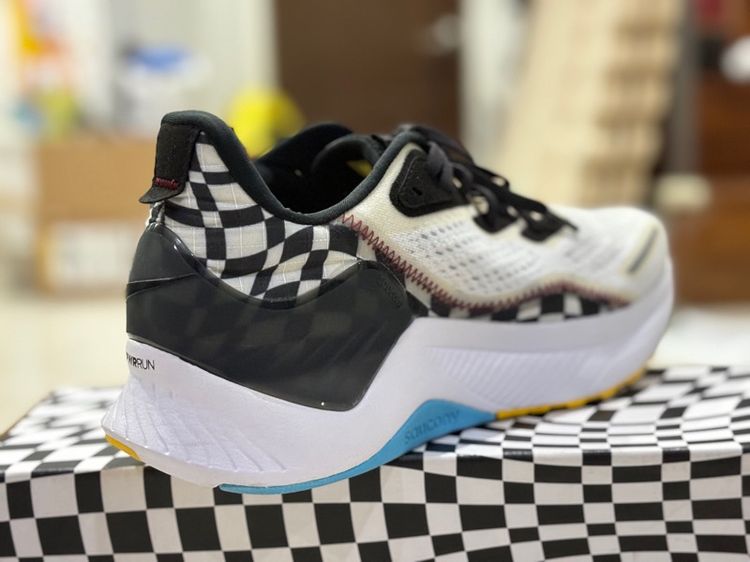 รองเท้าวิ่ง แค่ลอง เรียกว่า ของใหม่ ได้เลย Saucony Endorphin Shift 2 รูปที่ 2