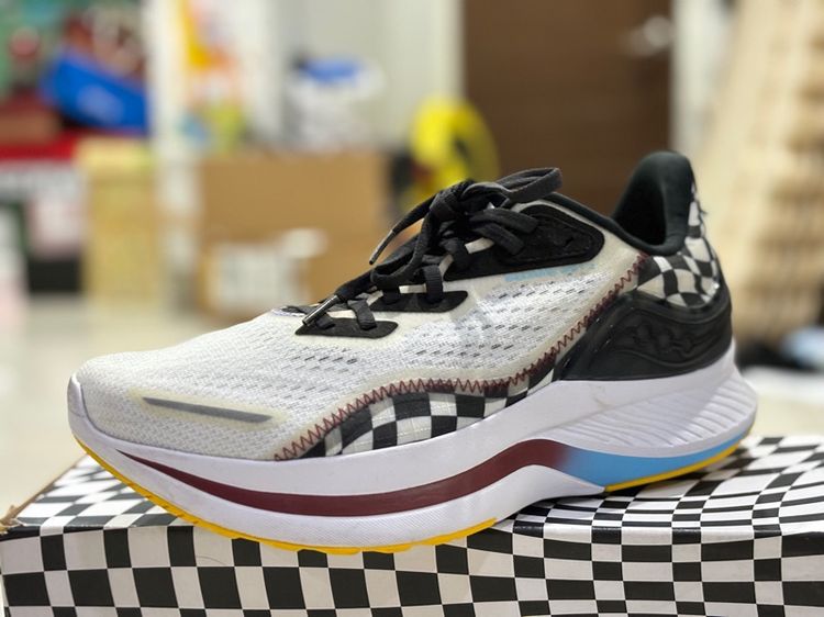 ผู้ชาย รองเท้าวิ่ง แค่ลอง เรียกว่า ของใหม่ ได้เลย Saucony Endorphin Shift 2