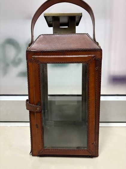 ตะเกียงเทียนวินเทจ ทรงสี่เหลี่ยม มีหูหิ้วแขวนได้ โครงสร้างทองแดง หนัง กระจก 