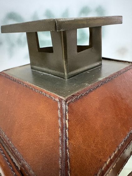 ตะเกียงเทียนวินเทจ ทรงสี่เหลี่ยม มีหูหิ้วแขวนได้ โครงสร้างทองแดง หนัง กระจก  รูปที่ 5