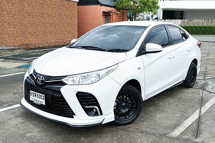 รถ Toyota Yaris ATIV 1.2 Entry สี ขาว