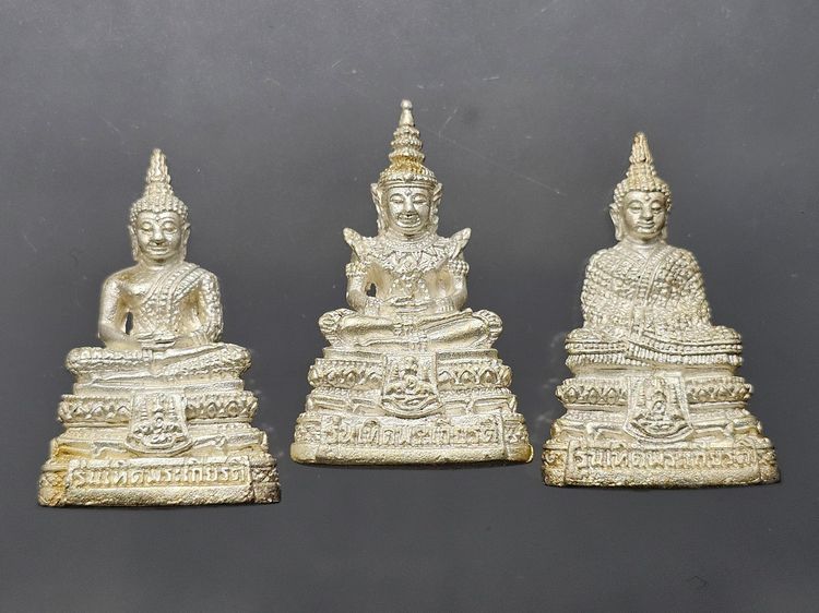 พระแก้วมรกต 3 ฤดู เนื้อเงิน รุ่นเทอดพระเกียรติ พิธีใหญ่ วัดพระศรีรัตนศาสดาราม ปี2540 พร้อมกล่อง รูปที่ 3