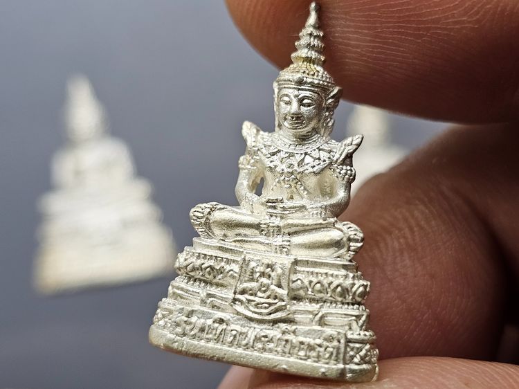 พระแก้วมรกต 3 ฤดู เนื้อเงิน รุ่นเทอดพระเกียรติ พิธีใหญ่ วัดพระศรีรัตนศาสดาราม ปี2540 พร้อมกล่อง รูปที่ 8