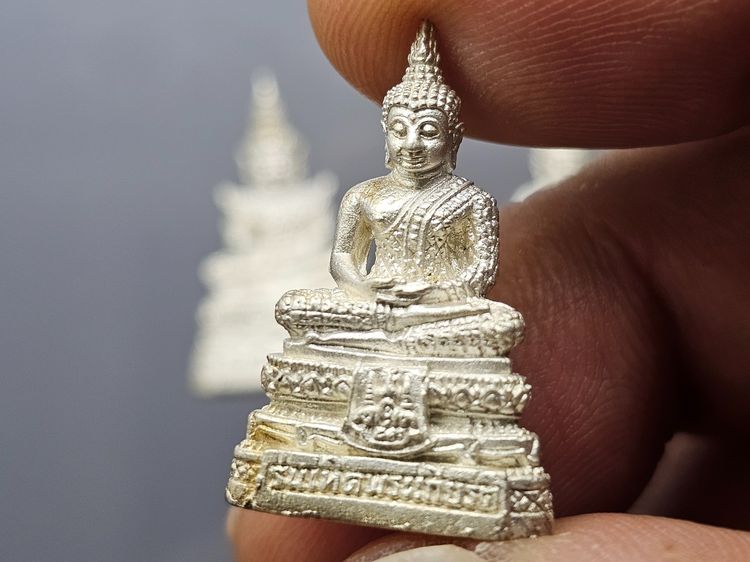 พระแก้วมรกต 3 ฤดู เนื้อเงิน รุ่นเทอดพระเกียรติ พิธีใหญ่ วัดพระศรีรัตนศาสดาราม ปี2540 พร้อมกล่อง รูปที่ 9