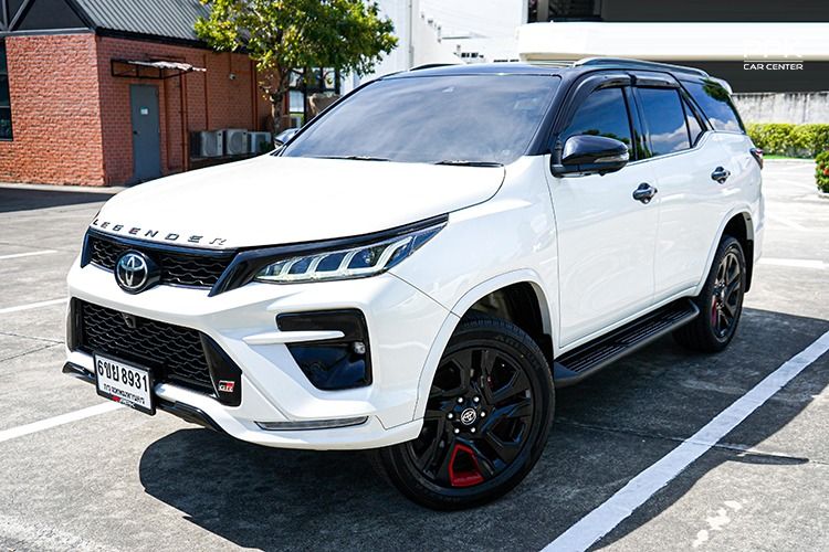 รถ Toyota Fortuner 2.8 GR Sport Black Top 4WD สี ขาว