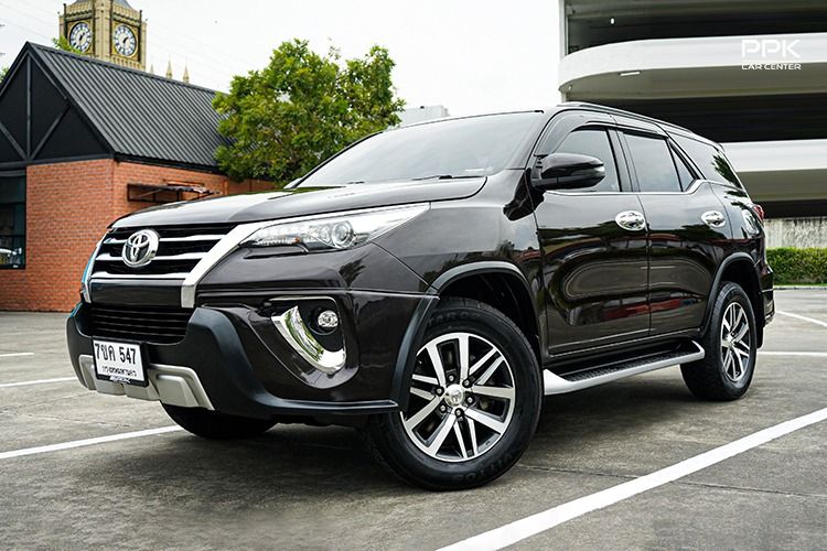 รถ Toyota Fortuner 2.4 V สี น้ำตาล