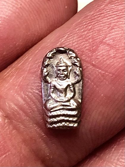 พระเหรียญเนื้อเงินเก่าคะ