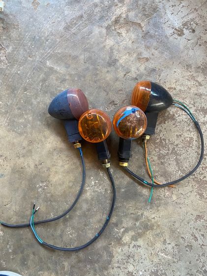 ไฟเลี้ยวมอเตอร์ไซค์ทรง วิจเทจ มีสีติดบ้างเอาไปล้าง เอามี4 ตัวราคาถูก