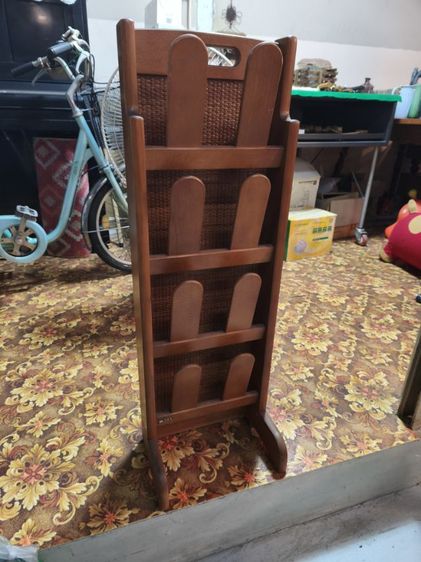 ชั้นวางรองเท้าเป็นไม้และหวาย