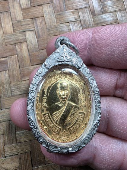 พระเหรียญหลวงพ่อฉุยเนื้อสีทองเก่าๆ