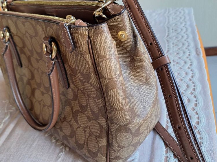 กระเป๋าสะพาย Coach จากช็อป USA รุ่น LARGE SURREY CARRYALL IN SIGNATURE CANVAS รูปที่ 4