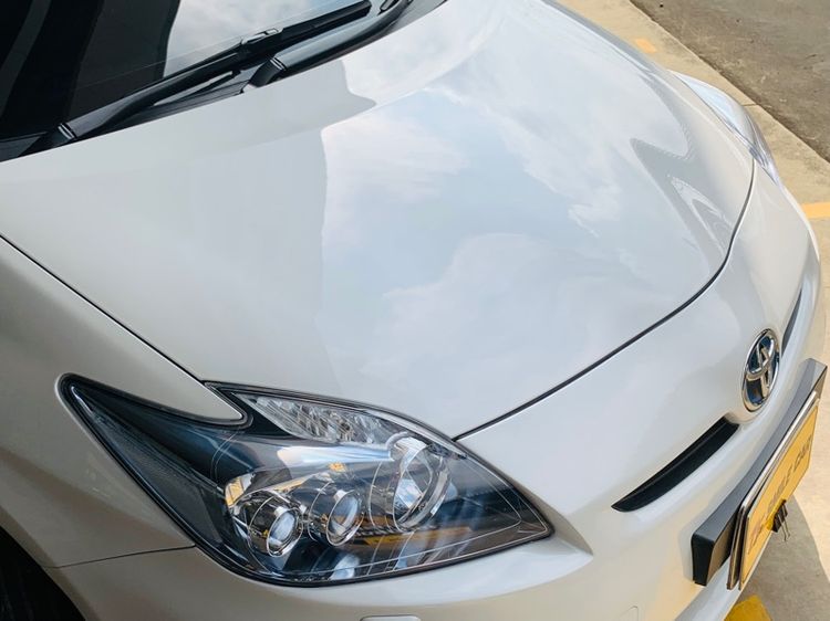 Toyota Prius 2012 1.8 Hybrid Top Grade Sedan ไฮบริด ไม่ติดแก๊ส เกียร์อัตโนมัติ ขาว รูปที่ 2