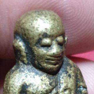 รูปหล่อหลวงพ่อเงิน รุ่นฟ้าคํารณ ปี 34 มวลสารเก่าจาก รุ่นปืนแตกปี 28 สภาพพระสวย ตอกโค๊ต แท้ดูง่าย รับประกันพระแท้ รูปที่ 6