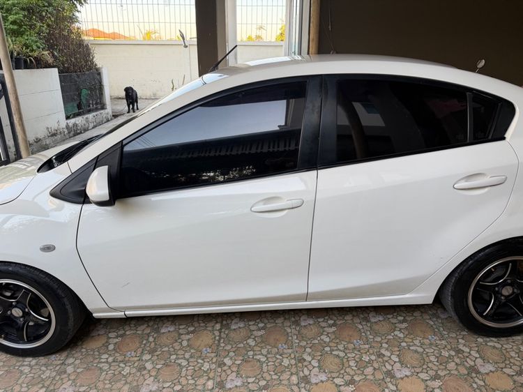 Mazda Mazda 2 2013 1.5 Elegance Groove Sedan เบนซิน ไม่ติดแก๊ส เกียร์ธรรมดา ขาว รูปที่ 4