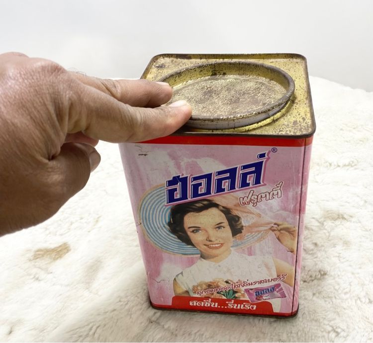 กล่องลูกอมเก่า มีลูกอมเหลือในนั่น 