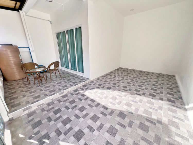 มีบางส่วน ทาวน์เฮาส์ 2 ชั้น ทำเลดี ซอยเลียบคลองสอง 27 ม.วรารักษ์ ซาฟารีเวิลด์ 20 ตารางวา 4 ห้องนอน 2 ห้องน้ำ รีโนเวทใหม่ พร้อมอยู่ แถมเฟอร์นิเจอร์  รูปที่ 2