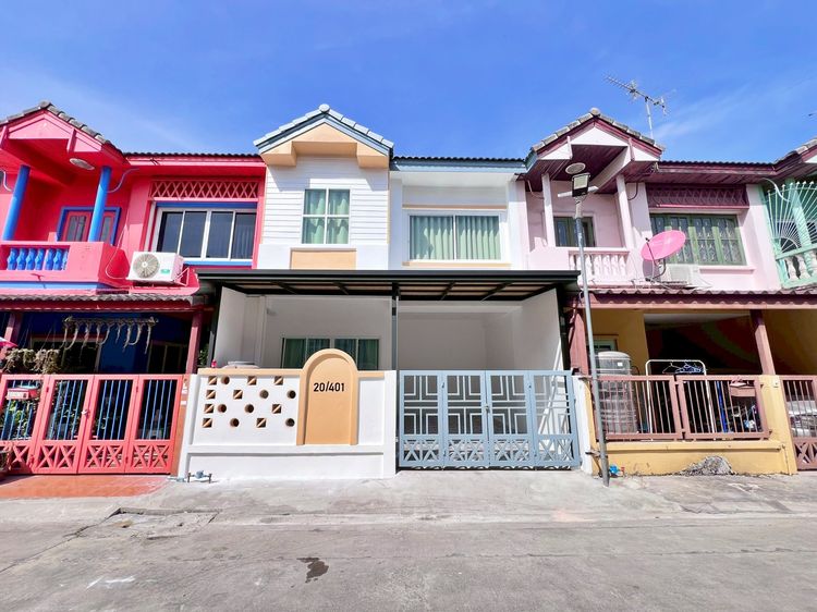 มีบางส่วน ทาวน์เฮาส์ 2 ชั้น ทำเลดี ซอยเลียบคลองสอง 27 ม.วรารักษ์ ซาฟารีเวิลด์ 20 ตารางวา 4 ห้องนอน 2 ห้องน้ำ รีโนเวทใหม่ พร้อมอยู่ แถมเฟอร์นิเจอร์ 