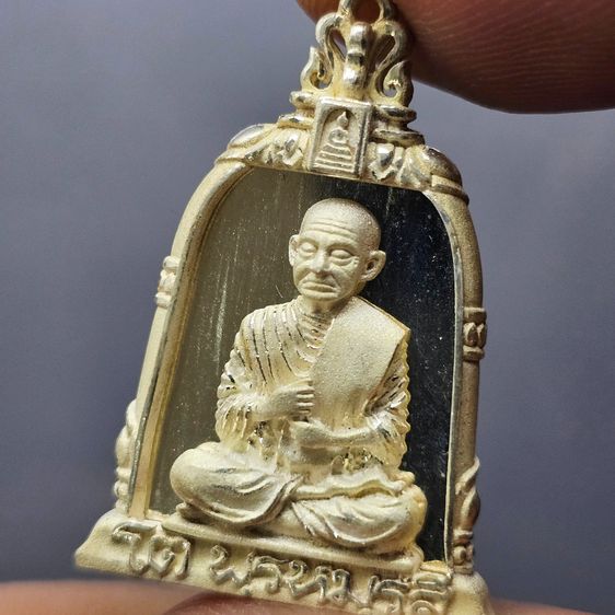 เหรียญหล่อทรงระฆัง สมเด็จพระพุฒาจารย์ (โต พรหมรังสี) “จักรพรรดิแห่งพระเครื่องเมืองสยาม” บรรจุมวลสารเก่า รุ่นใต้ร่มโพธิ์ทอง พ.ศ. 2549 รูปที่ 4