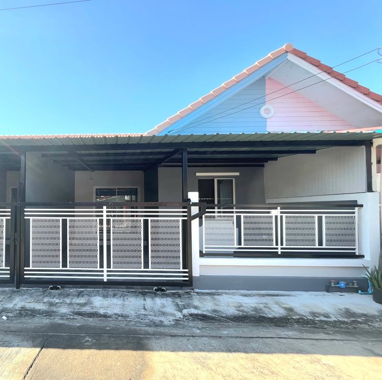 ทาวน์เฮ้าส์สวยรีโนเวท พร้อมเข้าอยู่ 