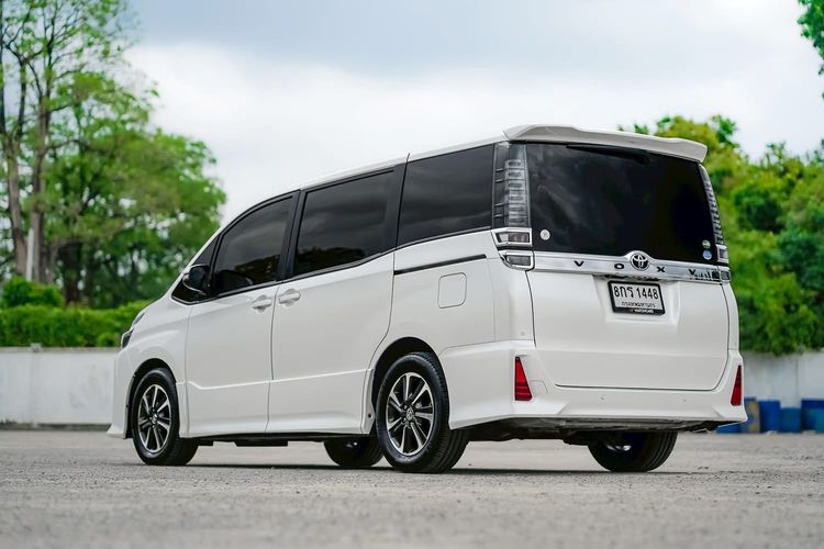 Toyota Voxy 2019 2.0 ZS Utility-car เบนซิน ไม่ติดแก๊ส เกียร์อัตโนมัติ ขาว รูปที่ 4