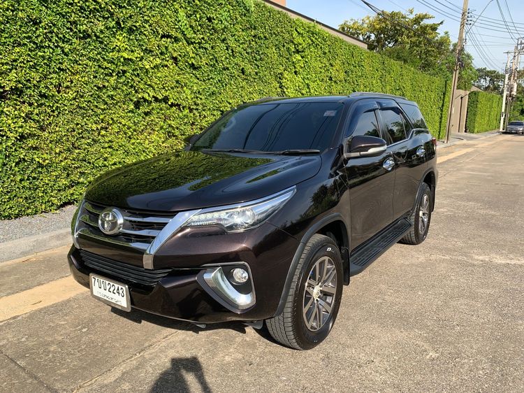 รถ Toyota Fortuner 2.8 V 4WD สี น้ำตาล