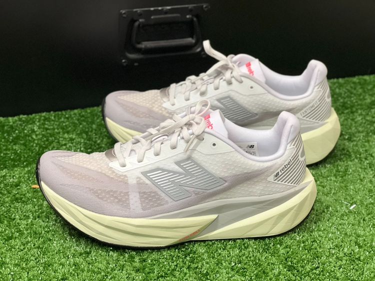 เทา New Balance FuelCell Rebel v5 รองเท้าวิ่งผู้ชาย เบอร์ 9.5 US, 9 UK