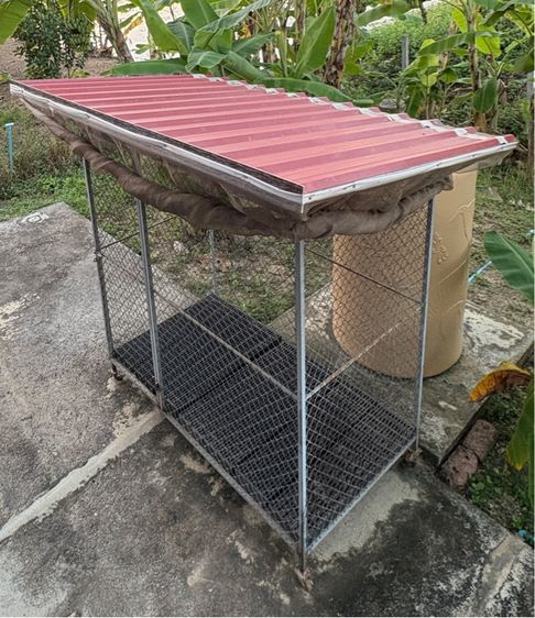กรงเหล็กหนามีประตูเปิดล็อคได้ มีล้อ พร้อมแผ่นรองพื้น หลังคาบุ PE    และ มุ้งตาข่ายรอบกรง มือ 2  กว้างxยาวxสูง (104x185x180) ซม. 