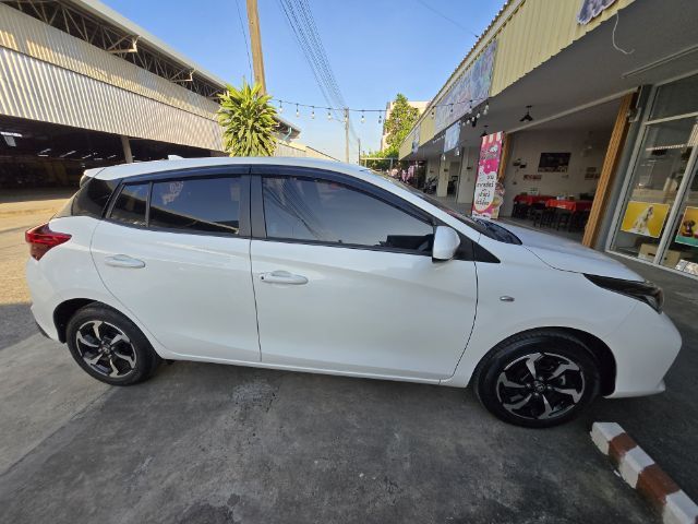 Toyota Yaris 2023 1.2 Smart Sedan เบนซิน ไม่ติดแก๊ส เกียร์อัตโนมัติ ขาว รูปที่ 2