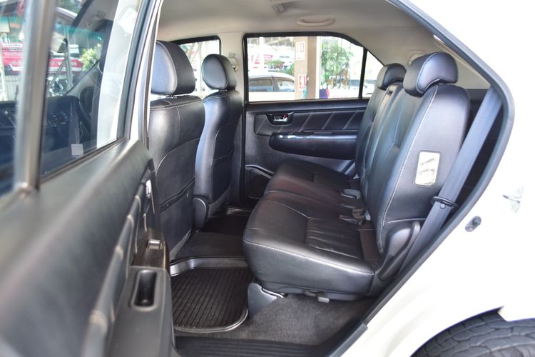 Toyota Fortuner 2015 3.0 V Utility-car ดีเซล ไม่ติดแก๊ส เกียร์อัตโนมัติ ขาว รูปที่ 4