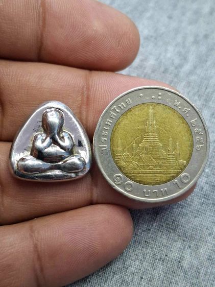 พระปิดตาเนื้อแร่เหล็กไหล สีเงินยวง ของหลวงพ่อหวล วัดพุทไธสวรรค์ รูปที่ 3