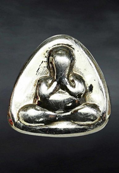 พระปิดตาเนื้อแร่เหล็กไหล สีเงินยวง ของหลวงพ่อหวล วัดพุทไธสวรรค์