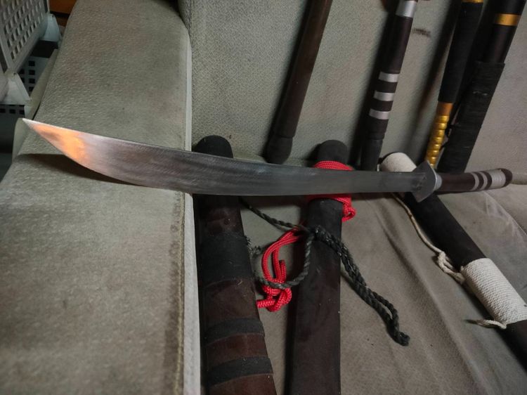 ดาบตีจากเหล็กแหนบรถ10ล้อแข็งแกร่งมากหนามากครับสวยมากยาวประมาณ 90-102เซ็น รูปที่ 9
