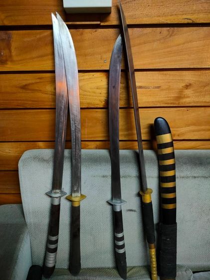 ดาบตีจากเหล็กแหนบรถ10ล้อแข็งแกร่งมากหนามากครับสวยมากยาวประมาณ 90-102เซ็น