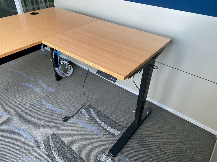 โต๊ะทำงาน ปรับยืน Uplift Desk เข้ามุมแอล ขาเหล็กสีดำ พร้อมรางปลั๊กไฟ กว้าง 150 cm รูปที่ 7