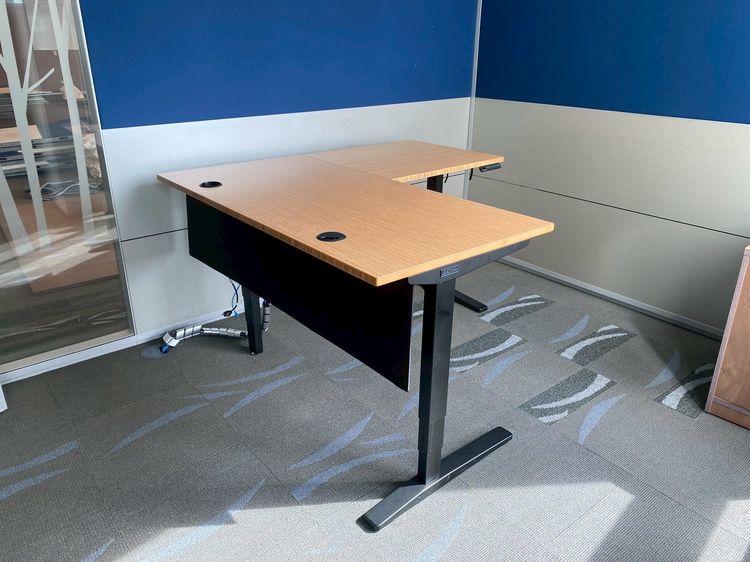 โต๊ะทำงาน ปรับยืน Uplift Desk เข้ามุมแอล ขาเหล็กสีดำ พร้อมรางปลั๊กไฟ กว้าง 150 cm รูปที่ 2