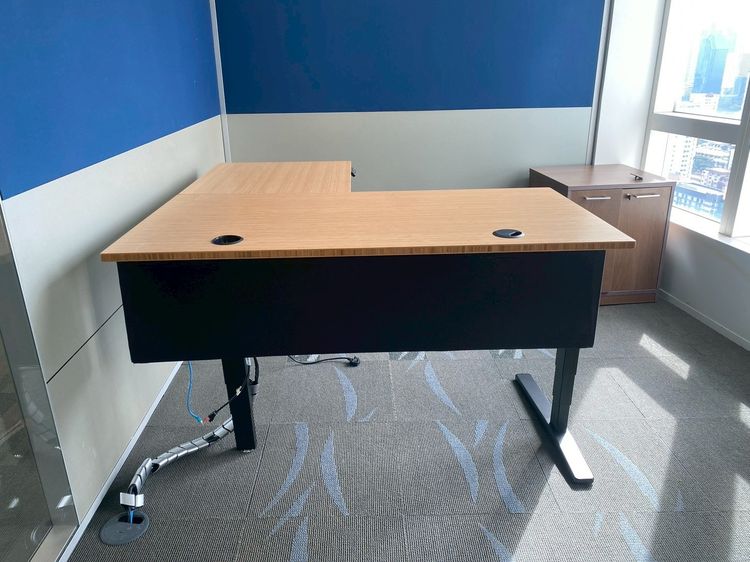 โต๊ะทำงาน ปรับยืน Uplift Desk เข้ามุมแอล ขาเหล็กสีดำ พร้อมรางปลั๊กไฟ กว้าง 150 cm รูปที่ 11