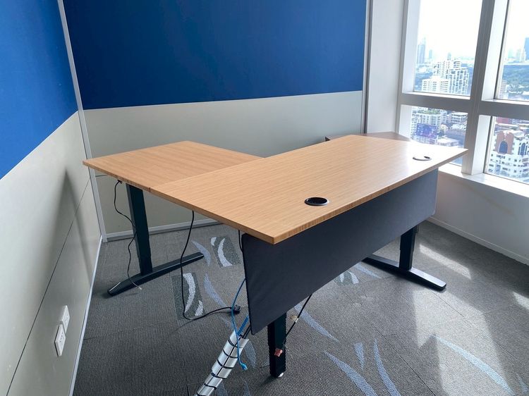 โต๊ะทำงาน ปรับยืน Uplift Desk เข้ามุมแอล ขาเหล็กสีดำ พร้อมรางปลั๊กไฟ กว้าง 150 cm รูปที่ 10