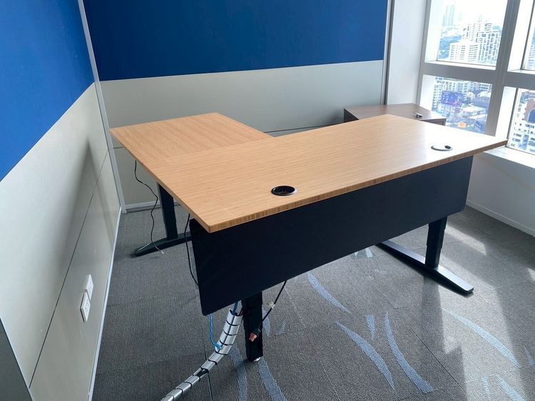 โต๊ะทำงาน ปรับยืน Uplift Desk เข้ามุมแอล ขาเหล็กสีดำ พร้อมรางปลั๊กไฟ กว้าง 150 cm รูปที่ 8