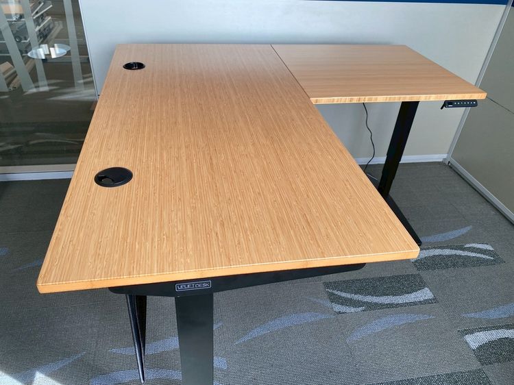 โต๊ะทำงาน ปรับยืน Uplift Desk เข้ามุมแอล ขาเหล็กสีดำ พร้อมรางปลั๊กไฟ กว้าง 150 cm รูปที่ 4