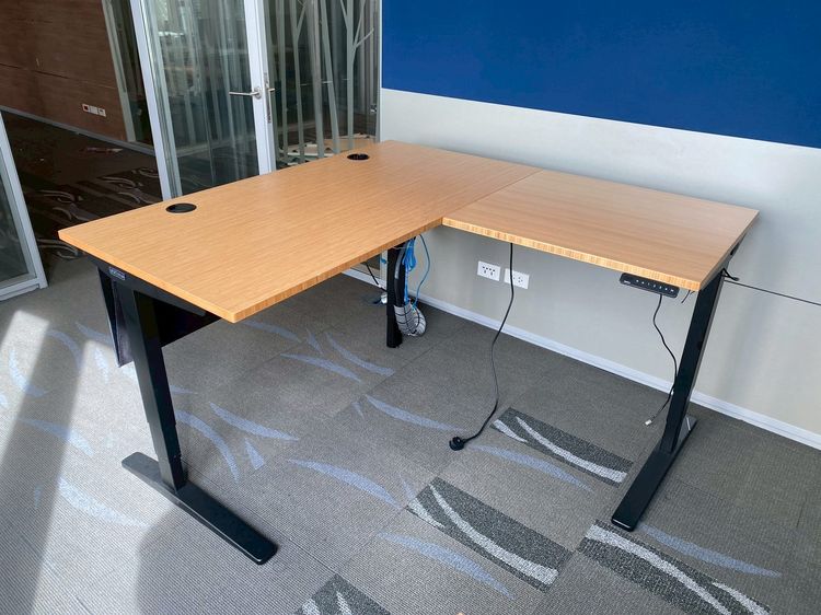 โต๊ะทำงาน ปรับยืน Uplift Desk เข้ามุมแอล ขาเหล็กสีดำ พร้อมรางปลั๊กไฟ กว้าง 150 cm รูปที่ 5