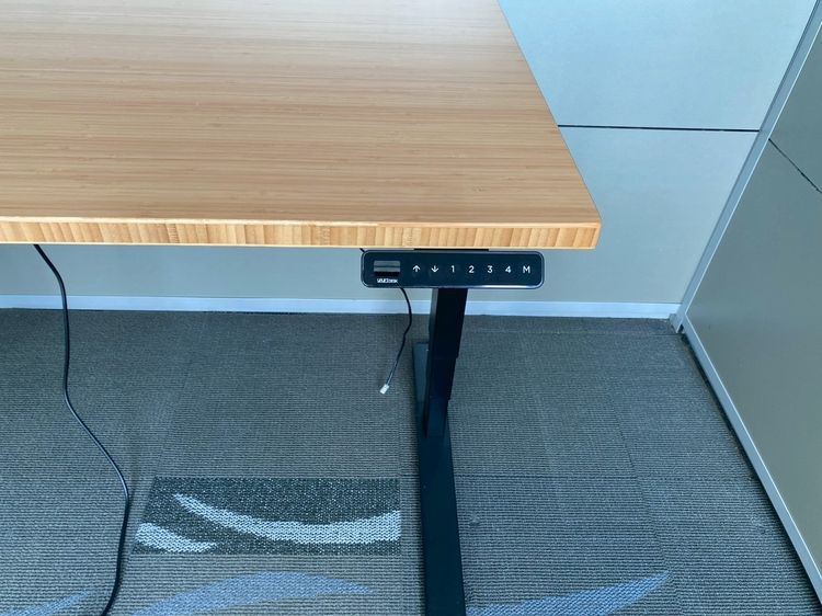 โต๊ะทำงาน ปรับยืน Uplift Desk เข้ามุมแอล ขาเหล็กสีดำ พร้อมรางปลั๊กไฟ กว้าง 150 cm รูปที่ 6